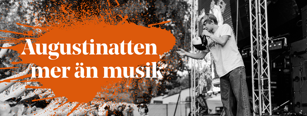 En person sjunger i mikrofon på en scen. Nedanför scenen syns ett publikhav. Rubriken Augustinatten - mer än musik syns i klatschigt orange på bilden.